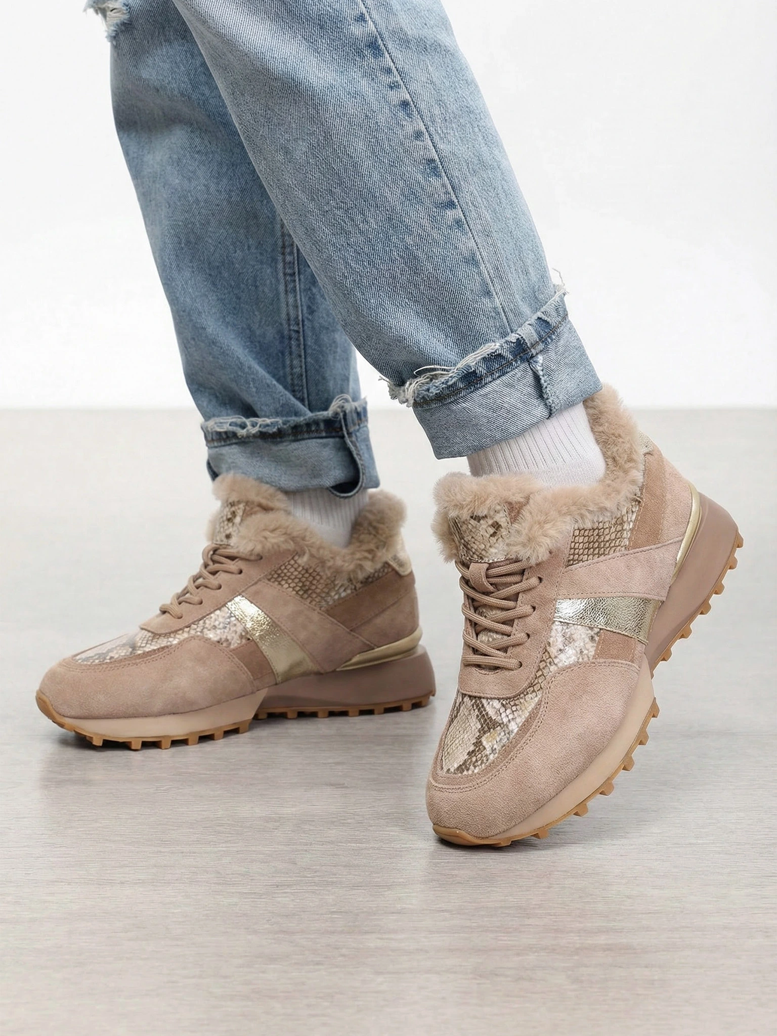 Кроссовки комбинированные темно-розового цвета с оторочкой на рельефной подошве